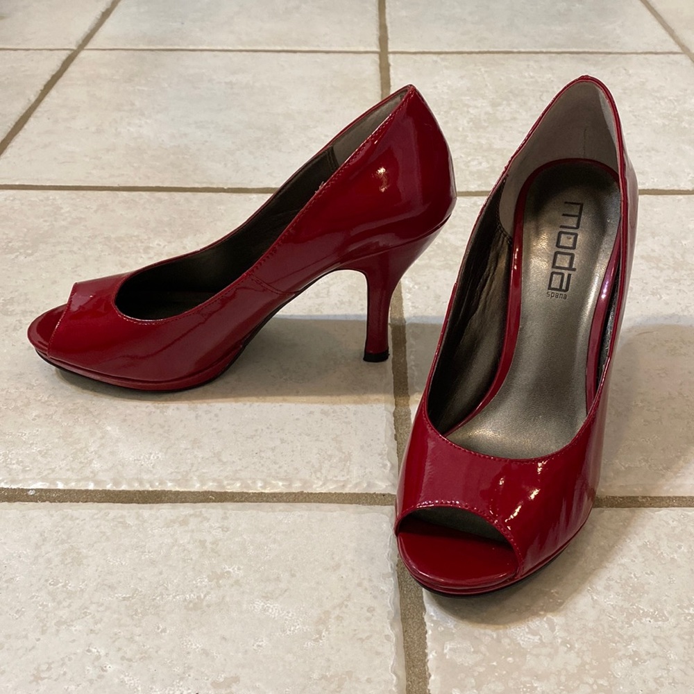 Moda Spana red peep-toe pumps